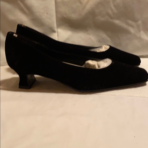 Sz. 7M MOOTSIES TOOTIES BLACK BEAUTY VELVET HEELS - Picture 3 of 4